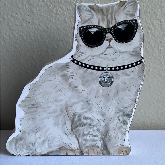 Stylish Cat Decor with Black Accents - Picture 1 of 2